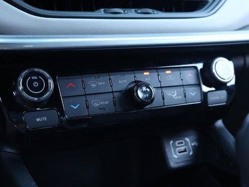 Used 2025 Jeep Compass Limited AWD/4WD image 13