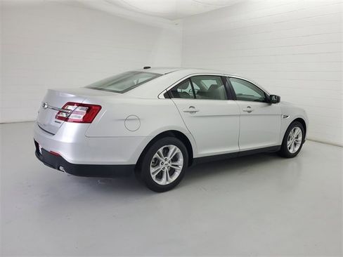 Used 2017 Ford Taurus SE image 5
