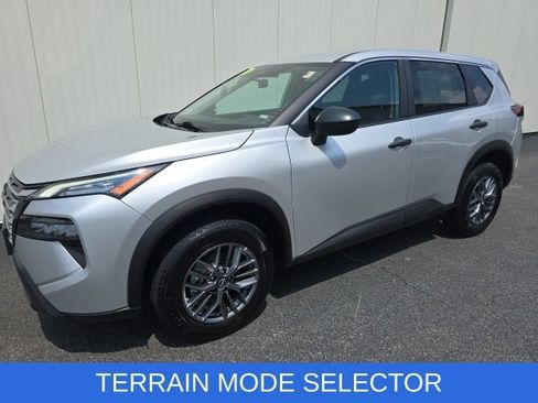 Used 2024 Nissan Rogue S AWD/4WD image 3