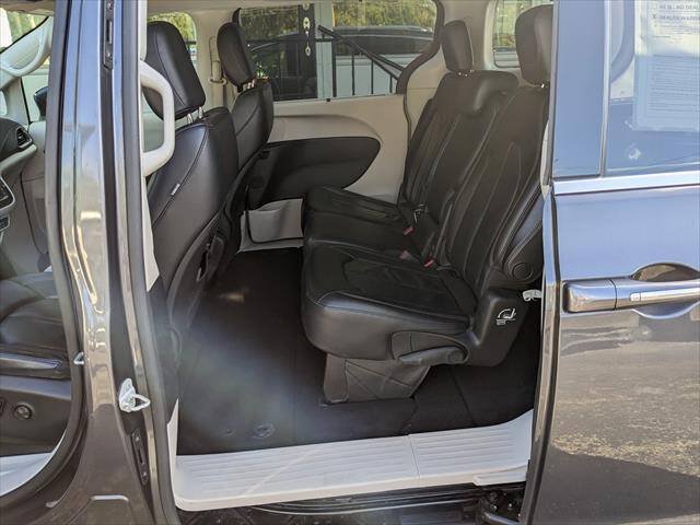 Used 2018 Chrysler Pacifica Touring-L FWD image 10