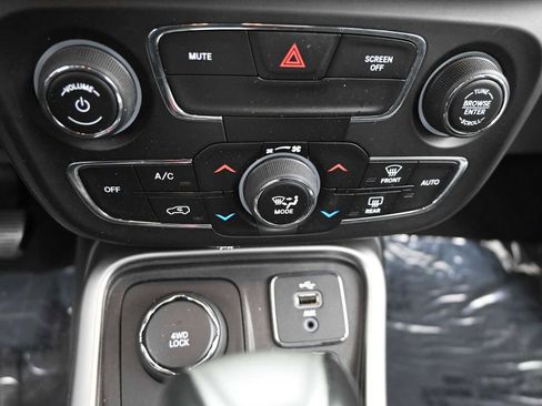 Used 2017 Jeep Compass Latitude w/ Popular Equipment Group image 18