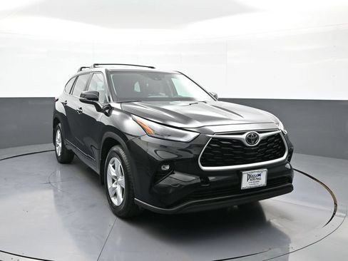Certified 2023 Toyota Highlander LE FWD image 3