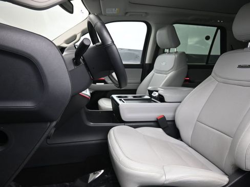 Used 2025 Ford Expedition Max Platinum image 17