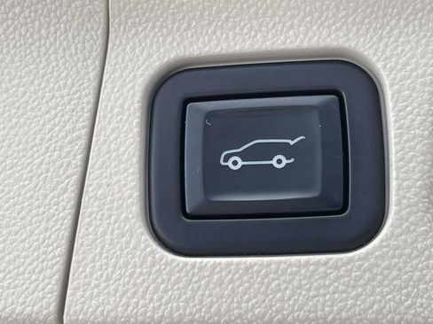 Used 2021 GMC Acadia Denali w/ Denali Technology Package FWD image 11
