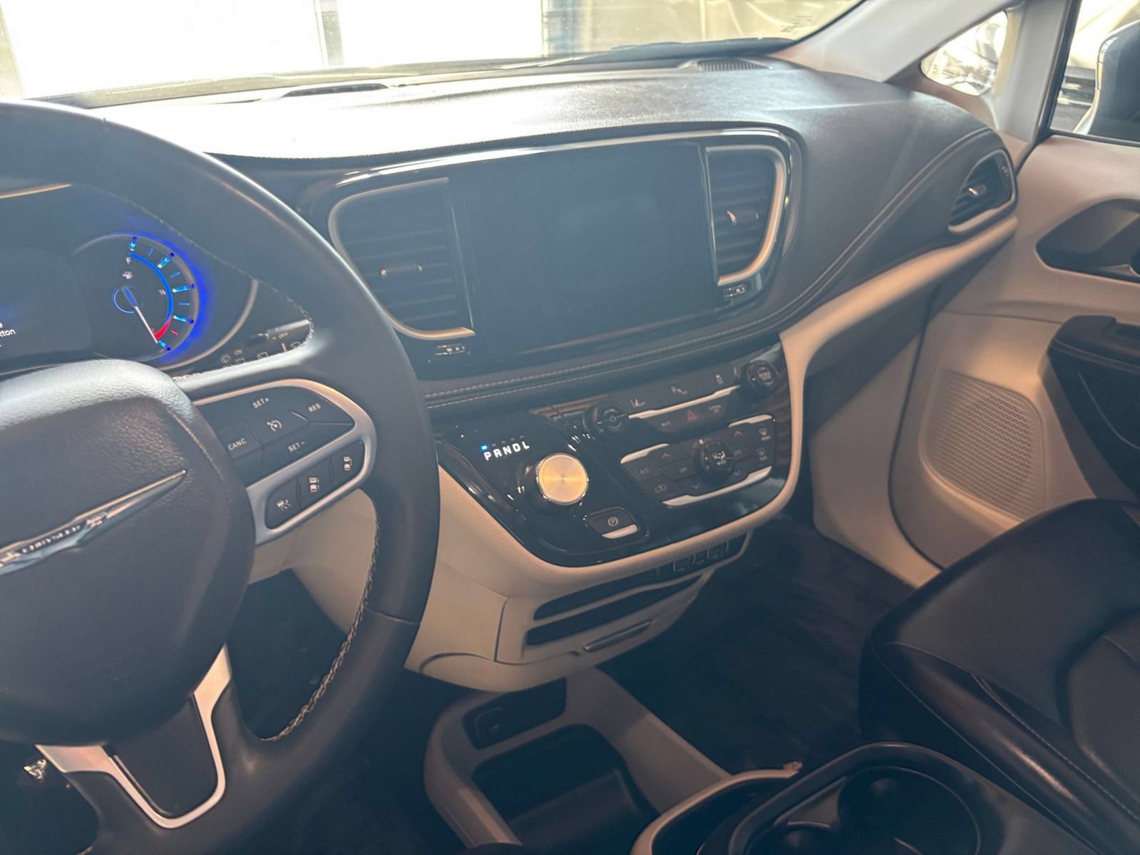 Used 2023 Chrysler Pacifica Touring-L FWD image 16