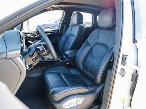 Certified 2025 Porsche Macan Turbo image 5