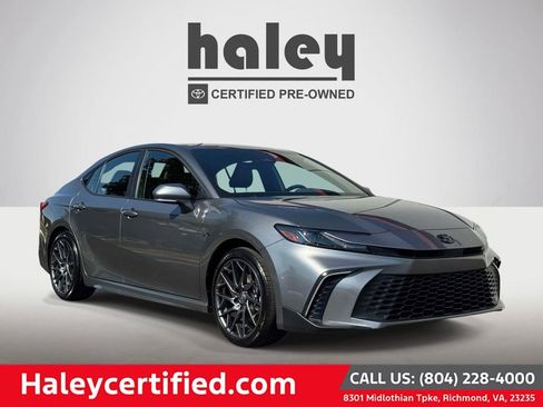 Used 2025 Toyota Camry SE FWD image 1