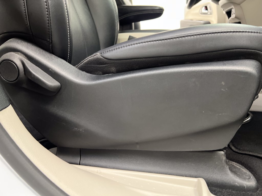 Used 2024 Chrysler Pacifica Touring-L FWD image 36