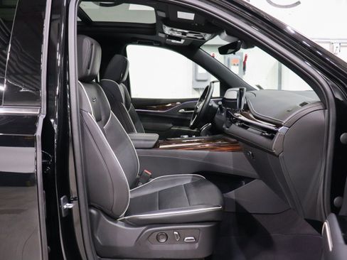 Used 2022 Cadillac Escalade ESV Premium Luxury image 15