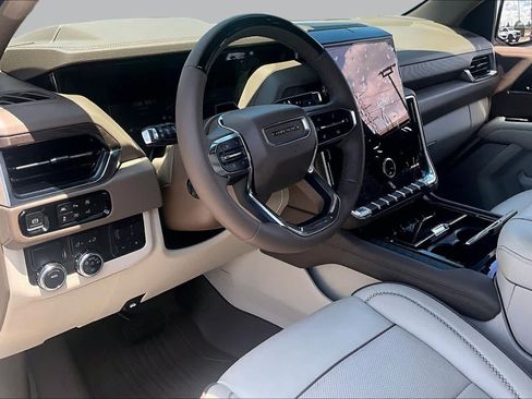 Used 2025 GMC Yukon Denali w/ Denali Reserve Package RWD image 18