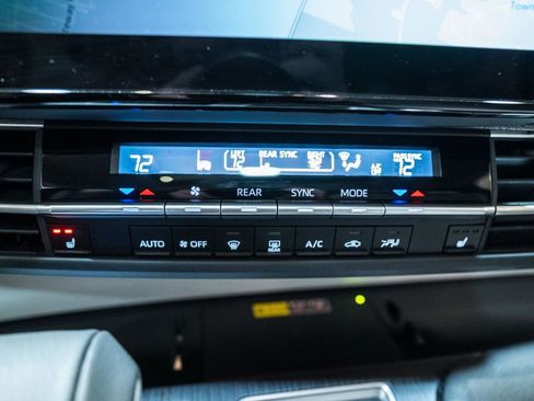 Used 2025 Toyota Sienna XLE image 23