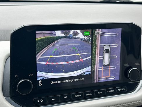 Used 2023 Nissan Rogue SL w/ SL Premium Package image 17