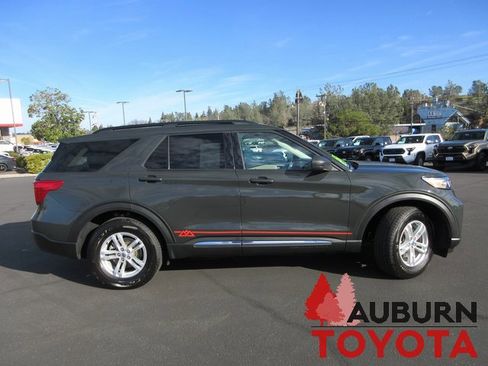 Used 2022 Ford Explorer XLT image 3