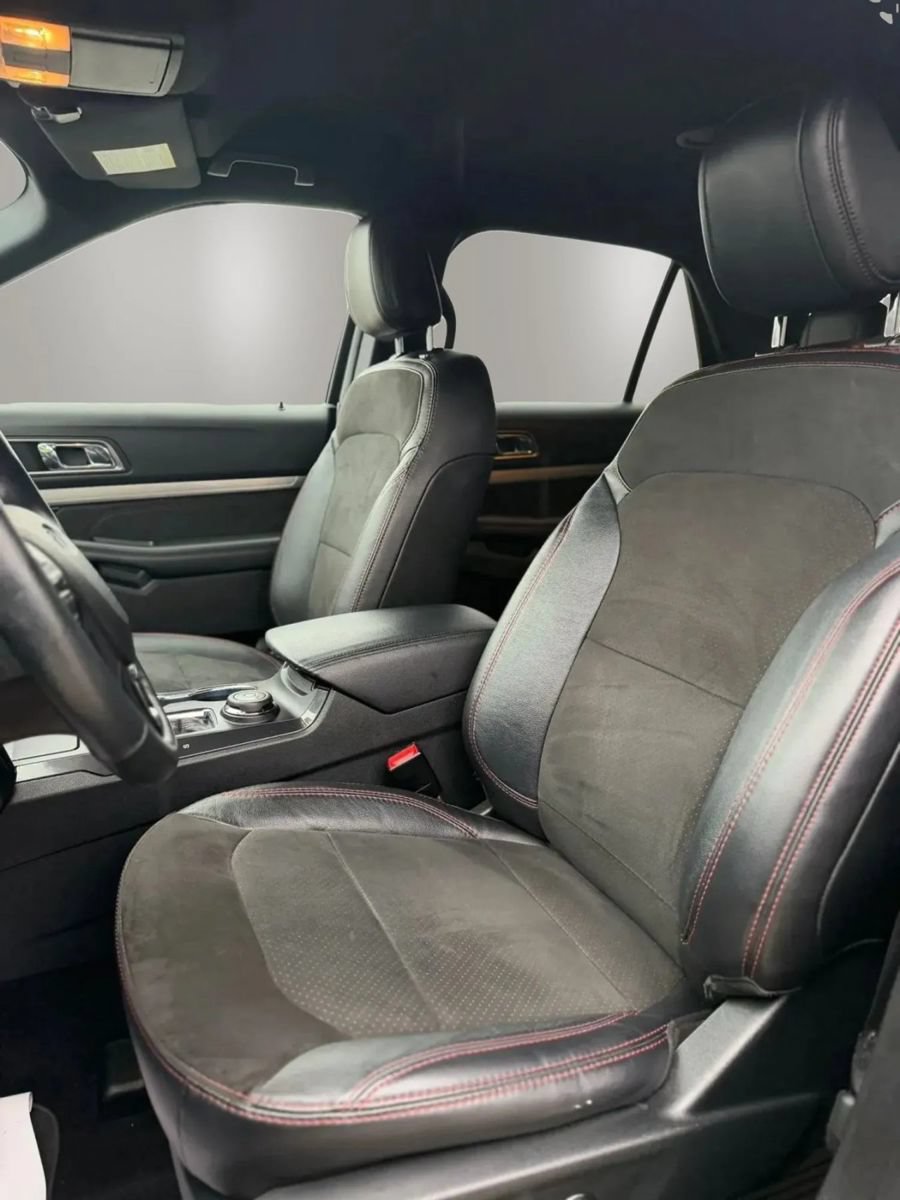 Used 2018 Ford Explorer XLT w/ Equipment Group 202A AWD/4WD image 19