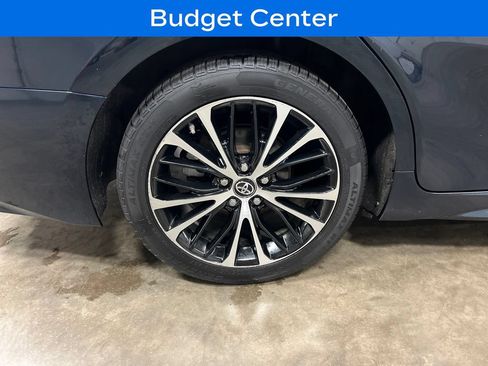 Used 2018 Toyota Camry SE w/ Moonroof Package FWD image 9