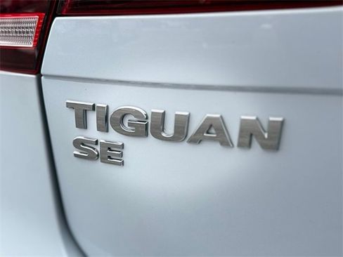 Used 2018 Volkswagen Tiguan SE w/ Panoramic Sunroof Package image 23