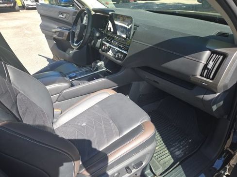 Used 2024 Nissan Pathfinder Platinum AWD/4WD image 22