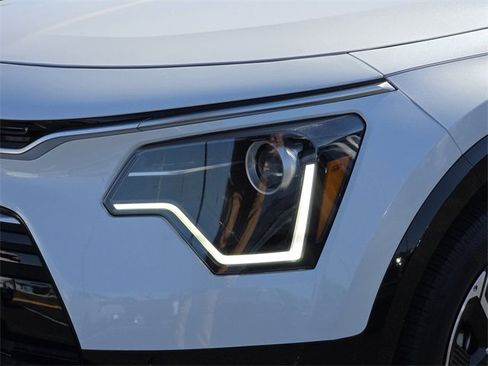 Certified 2024 Kia Niro SX image 8