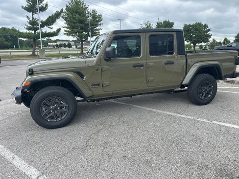 New 2025 Jeep Gladiator Sport image 15