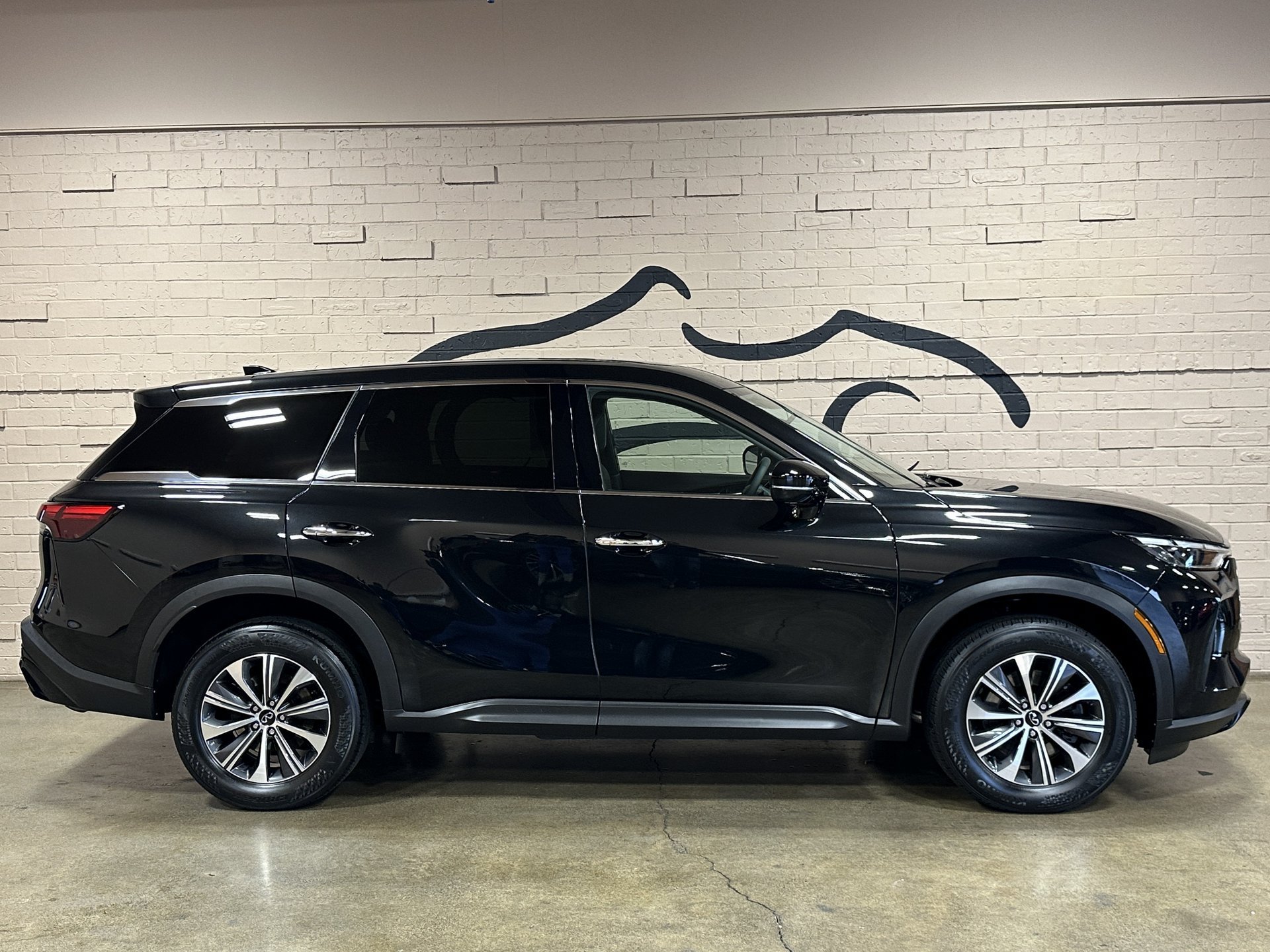 Used 2023 INFINITI QX60 Pure AWD/4WD image 3