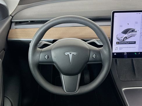 Used 2022 Tesla Model Y Long Range image 17