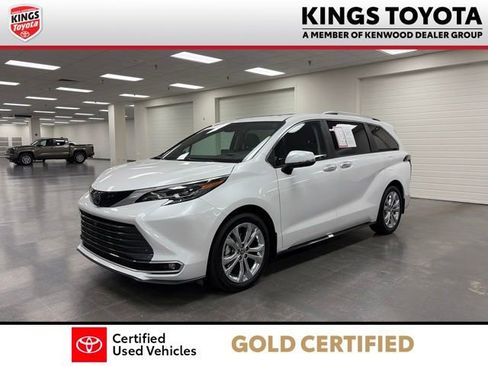 Certified 2024 Toyota Sienna Platinum FWD image 4