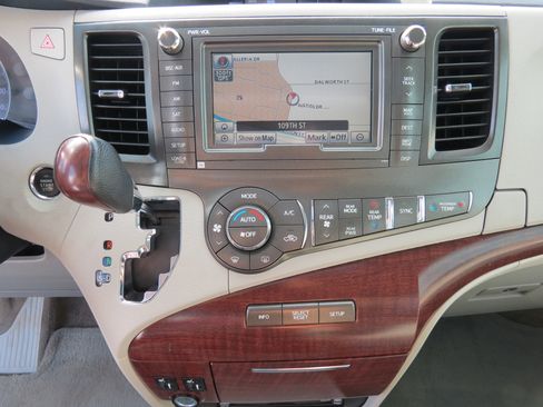 Used 2012 Toyota Sienna XLE image 21