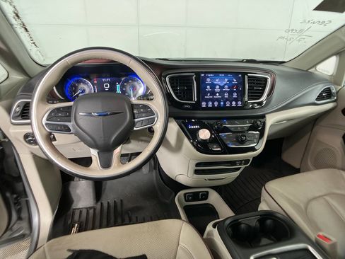 Used 2019 Chrysler Pacifica Limited image 7