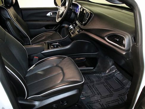 Used 2025 Chrysler Pacifica Limited image 32