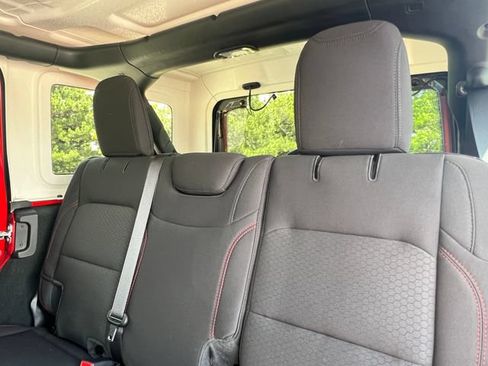 Used 2022 Jeep Wrangler Unlimited Rubicon w/ Cold Weather Group AWD/4WD image 39