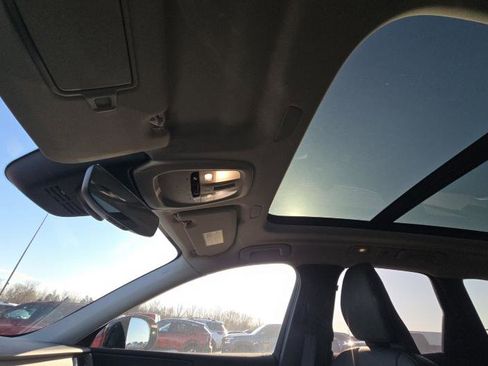 Used 2025 Volvo XC60 B5 Plus image 8