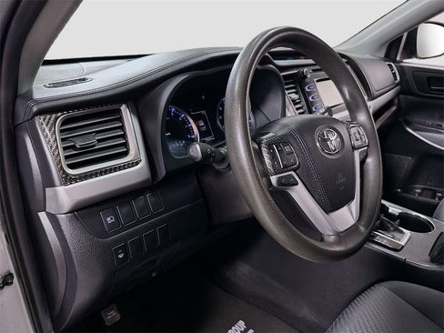 Used 2019 Toyota Highlander LE image 10