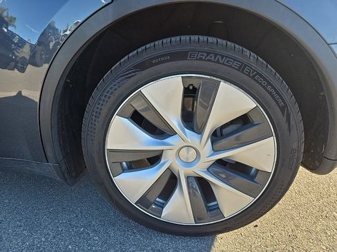 Used 2021 Tesla Model Y Long Range image 8