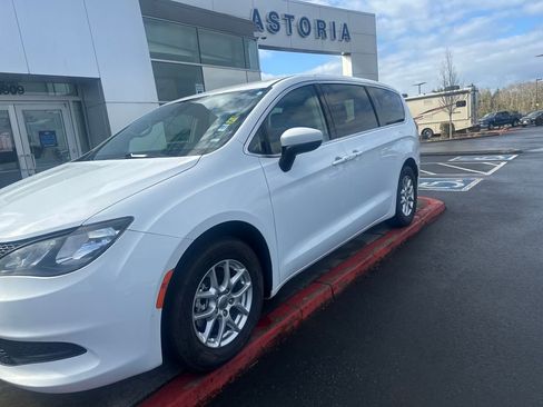 Used 2023 Chrysler Voyager LX image 8