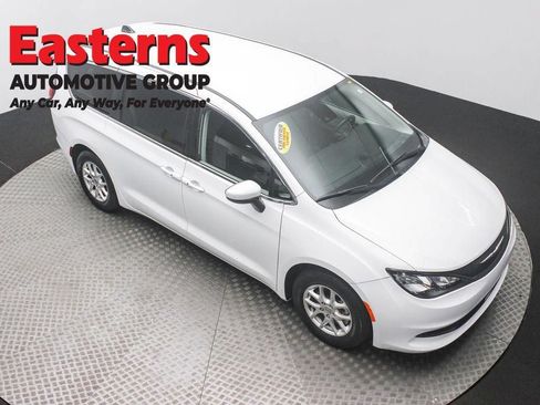 Used 2023 Chrysler Voyager LX FWD image 3