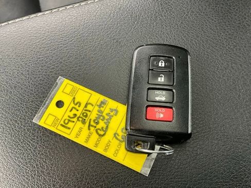 Used 2017 Toyota Camry XLE w/ Moonroof Package FWD image 25