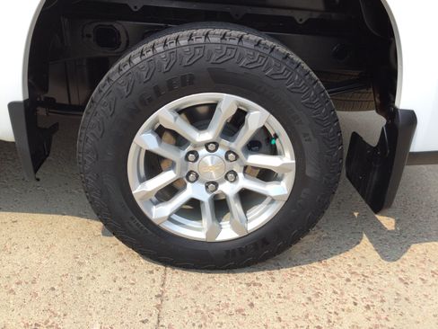 Used 2022 Chevrolet Silverado 1500 LT AWD/4WD image 5