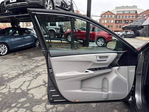 Used 2017 Toyota Camry SE image 10