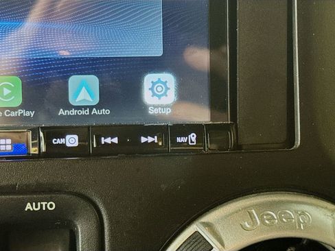 Used 2015 Jeep Wrangler Unlimited Rubicon w/ Connectivity Group image 13