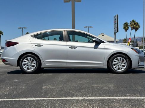 Used 2019 Hyundai Elantra SE w/ Cargo Package FWD image 3