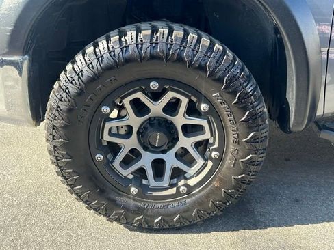 Used 2017 Nissan Titan SV image 12