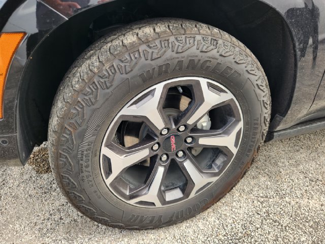 Certified 2025 GMC Yukon AT4 Ultimate w/ LPO, Floor Liner Package AWD/4WD image 9