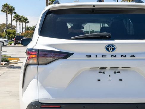 Used 2023 Toyota Sienna XLE FWD image 6
