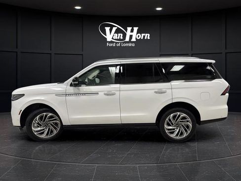 Used 2025 Lincoln Navigator Reserve AWD/4WD image 4
