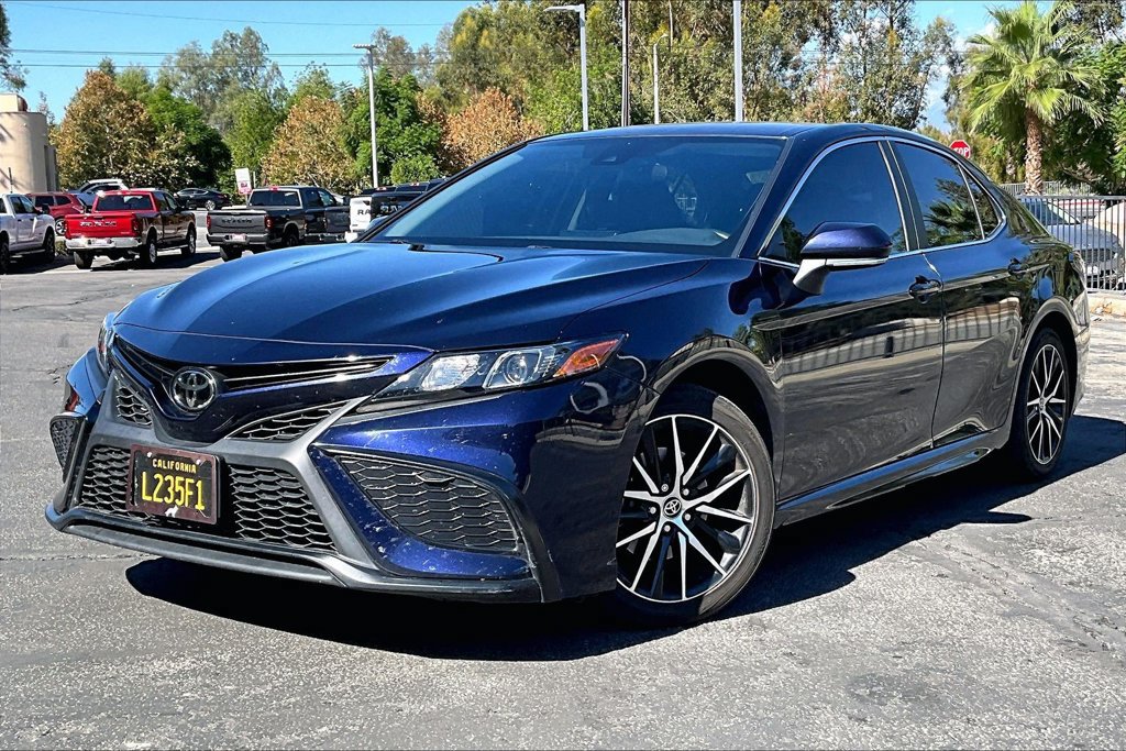 Used 2022 Toyota Camry SE w/ Carpet Mat Package (TMS) FWD image 2