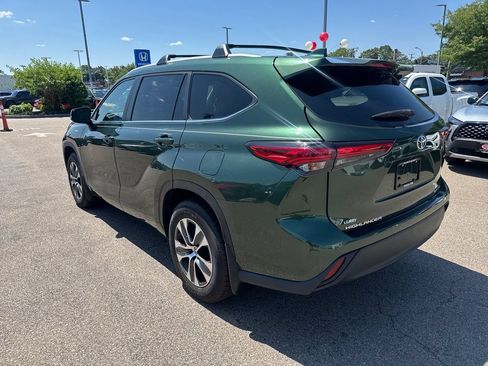 Used 2023 Toyota Highlander XLE AWD/4WD image 5