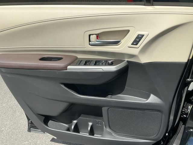Used 2023 Toyota Sienna Platinum FWD image 29