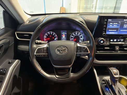 Used 2022 Toyota Highlander LE FWD image 17