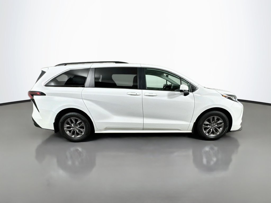 Used 2023 Toyota Sienna LE FWD image 7