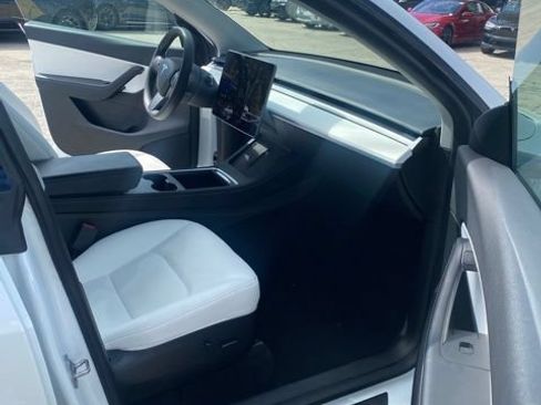 Used 2022 Tesla Model Y Performance AWD/4WD image 16
